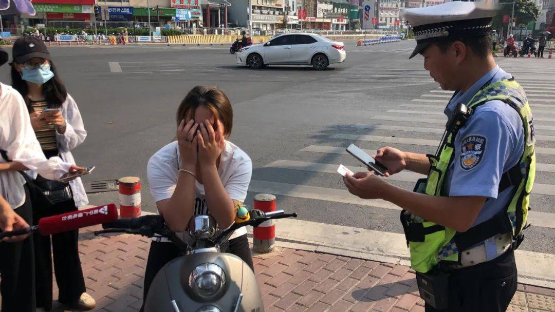 今天已有多人收到罚单骑乘绿牌电驴不戴头盔南宁交警开罚