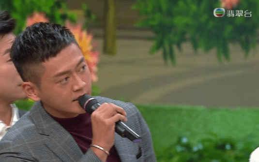 在比赛中,张振朗,胡鸿钧及何广沛上台近距离与佳丽接触,振朗选了谢恩