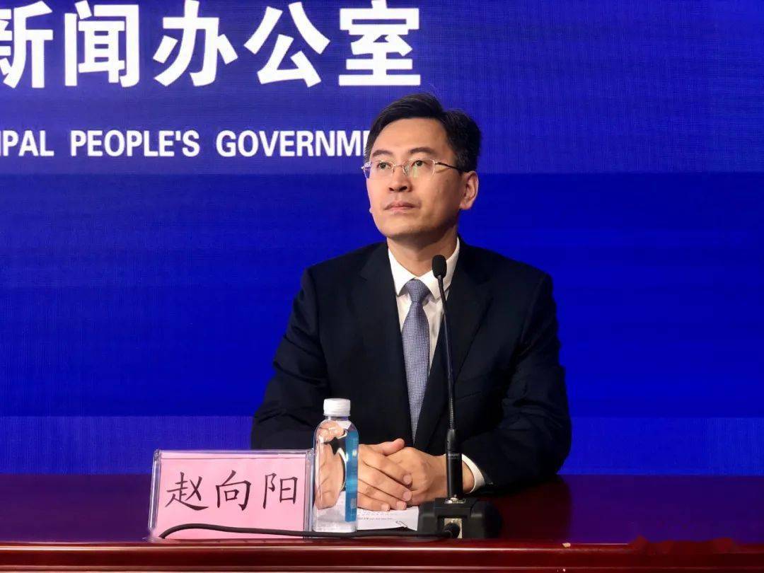 浩回答记者提问烟台市医保局四级调研员王爱宏介绍有关情况发布会现场