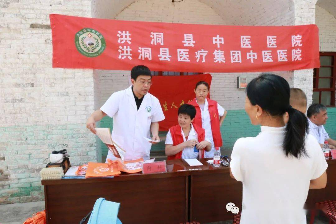 三伏灸30余人,发放《中医药法》,疫情防控宣传册等健康科普资料180余