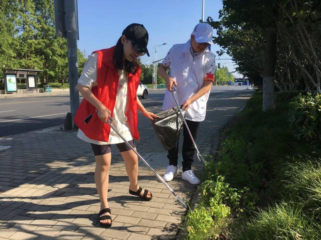 佳禾小学团支部佳禾小学团支书俞舜尧带领团员青年教师