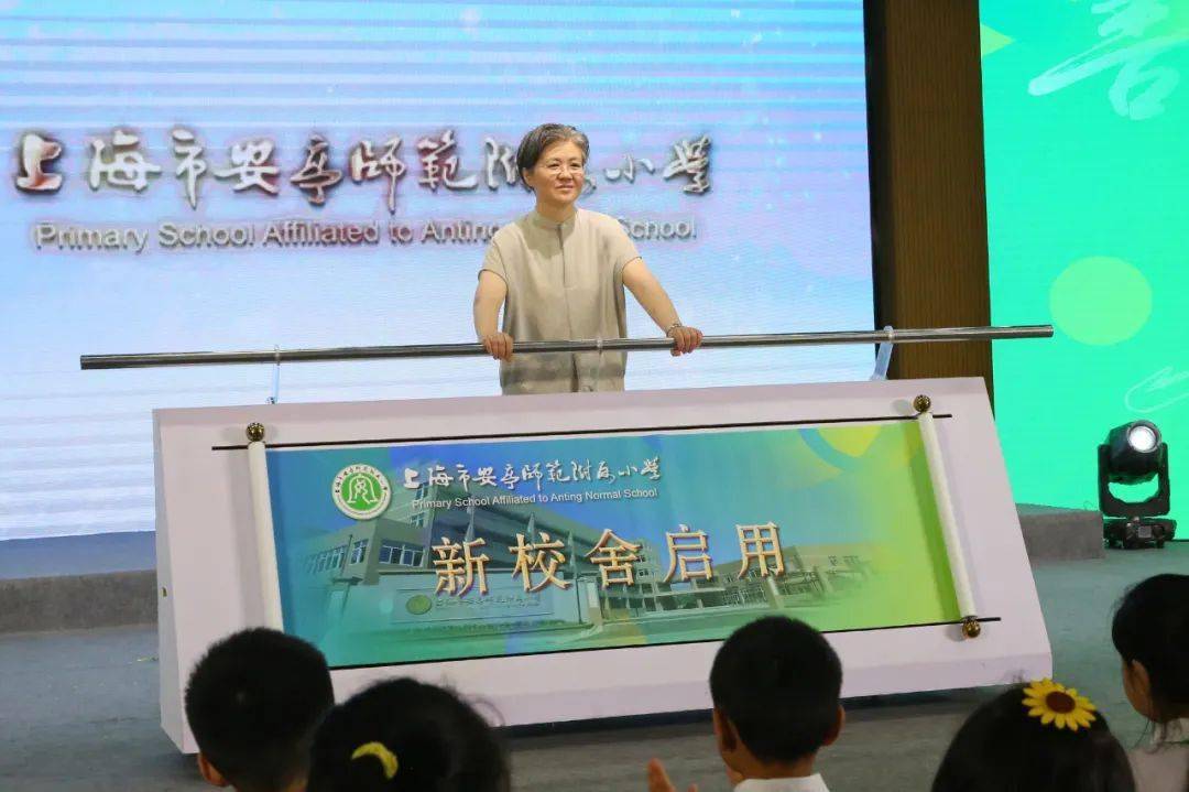 在安亭师范附属小学,高香一行为学校种下祈愿树.