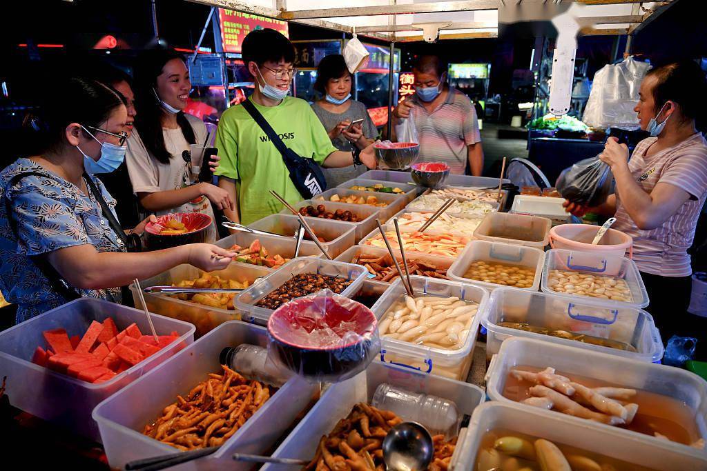 實探南寧夜市美食街 遊客品嚐舌尖上的美味_中山