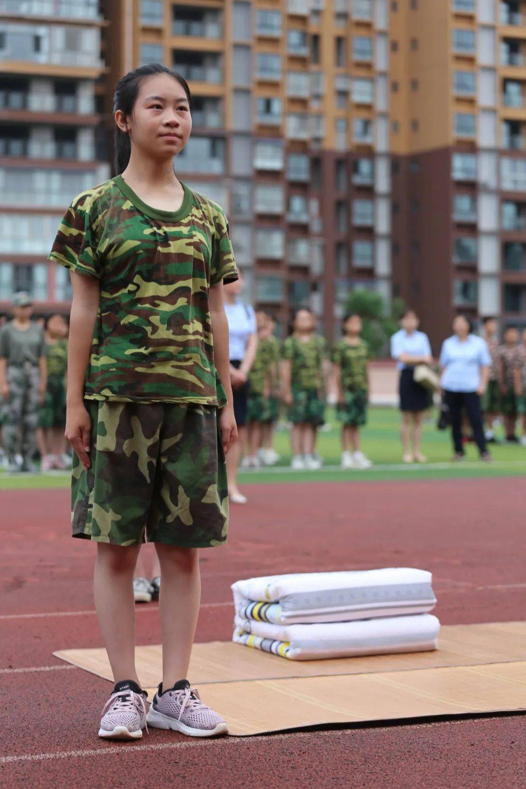 眼里有光心中有梦泸二外2023届新生军训总结大会