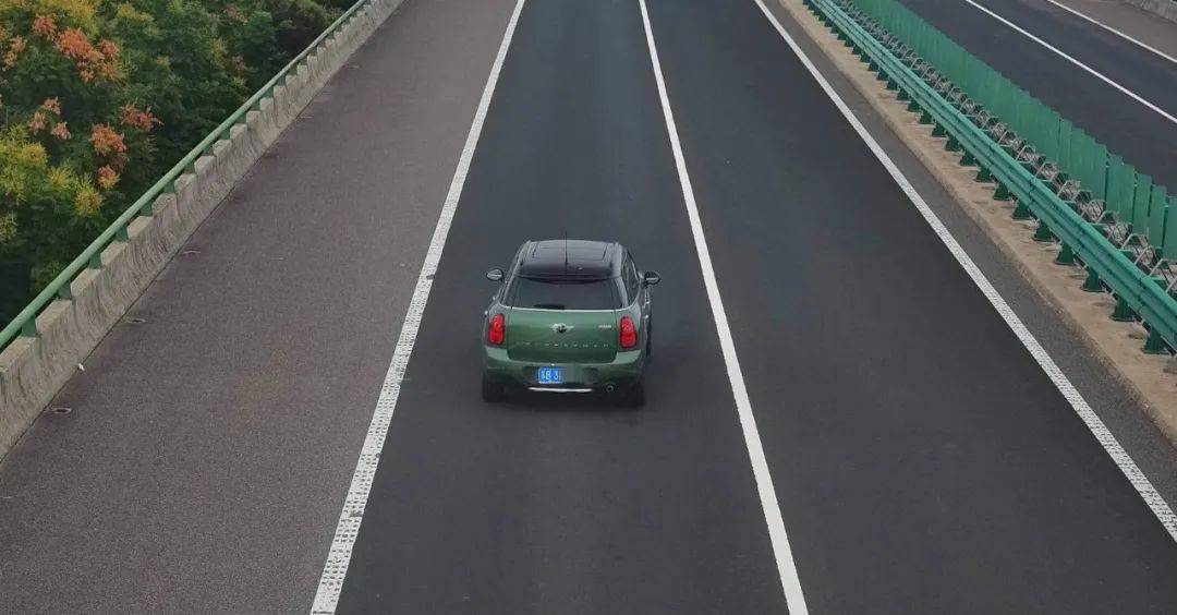 怎么回事?一辆江阴牌号的宝马mini轿车高速上一路逆行