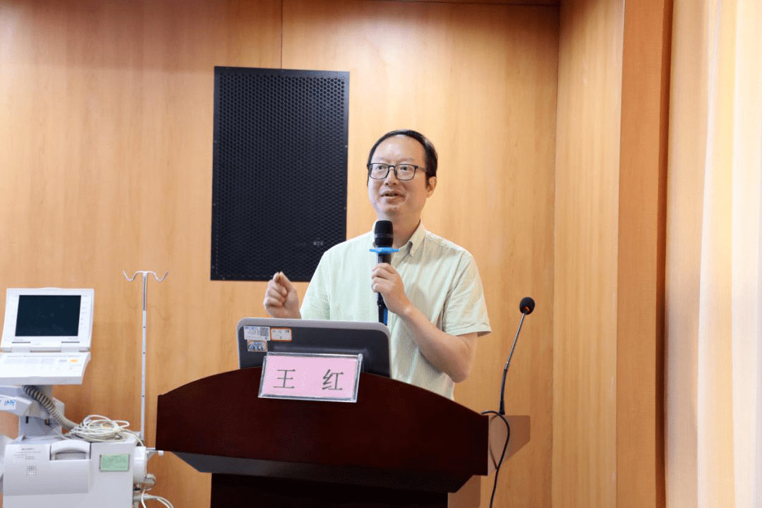 王红主任进行iabp讲解授课梁文武副主任在进行iabp拔管讲解梁文楚副