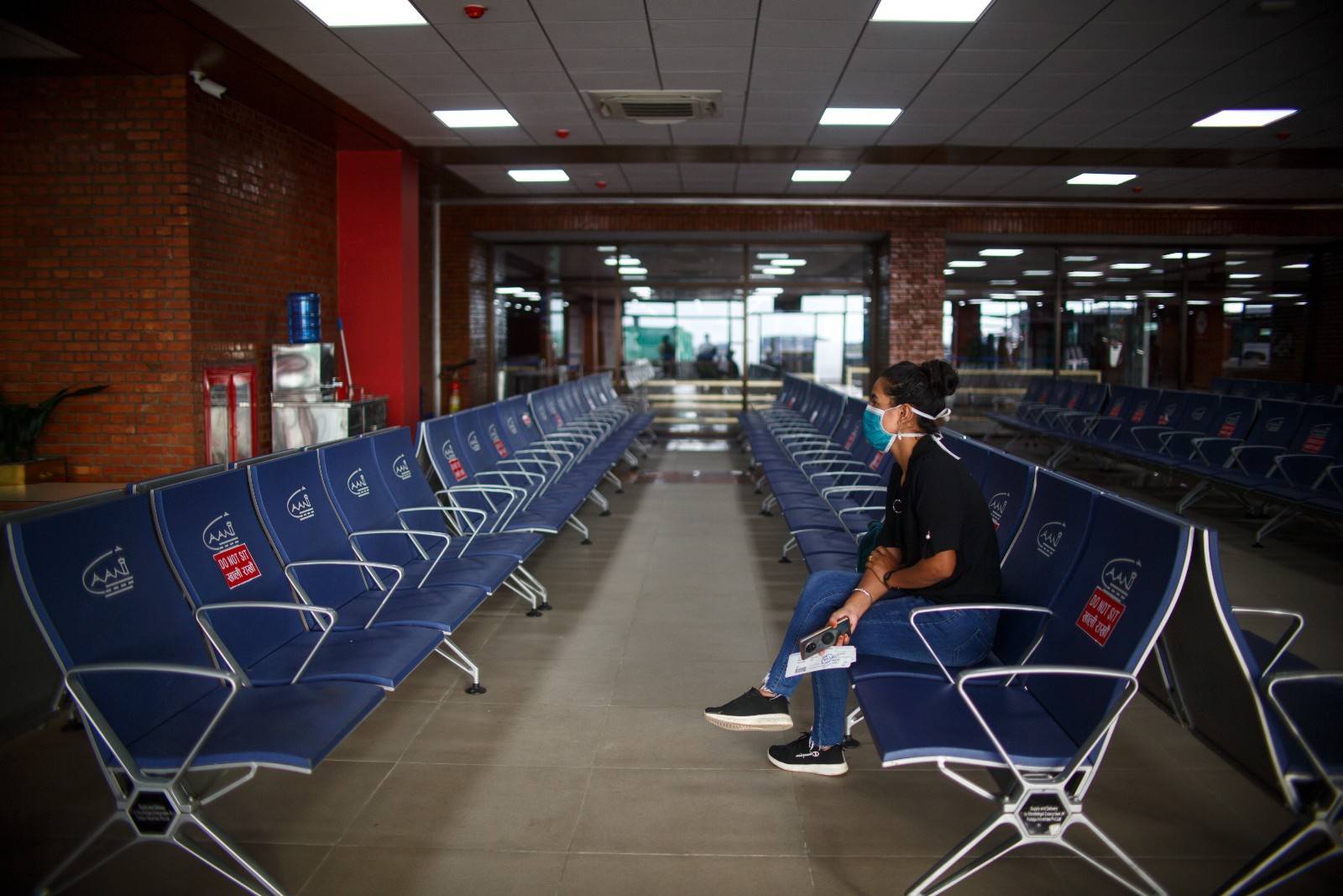 9月2日,一名乘客坐在尼泊尔加德满都特里布万国际机场的座椅上.