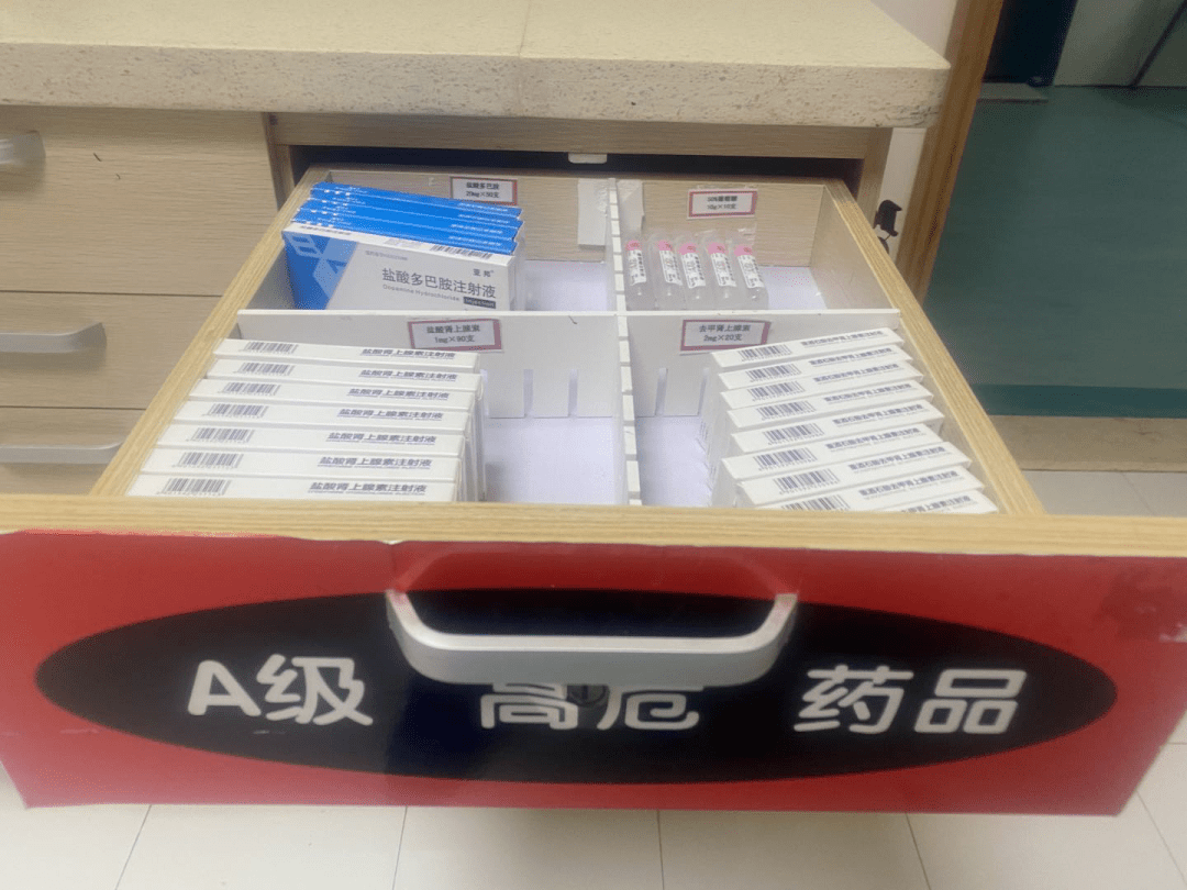 等,盒子留有一定的空间方便护士拿取用物和治疗班护士去及时补齐用物
