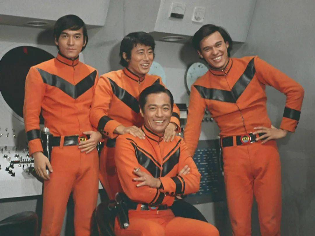 有玩家甚至质疑,nike设计师的灵感,是不是从昭和年代《杰克奥特曼》中