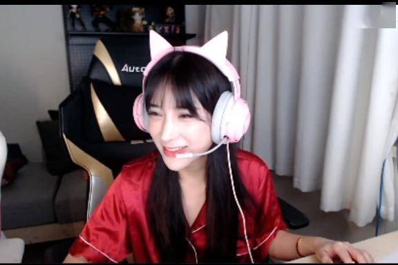 letme带女友上镜遭弹幕调侃一个隔壁的女室友罢了