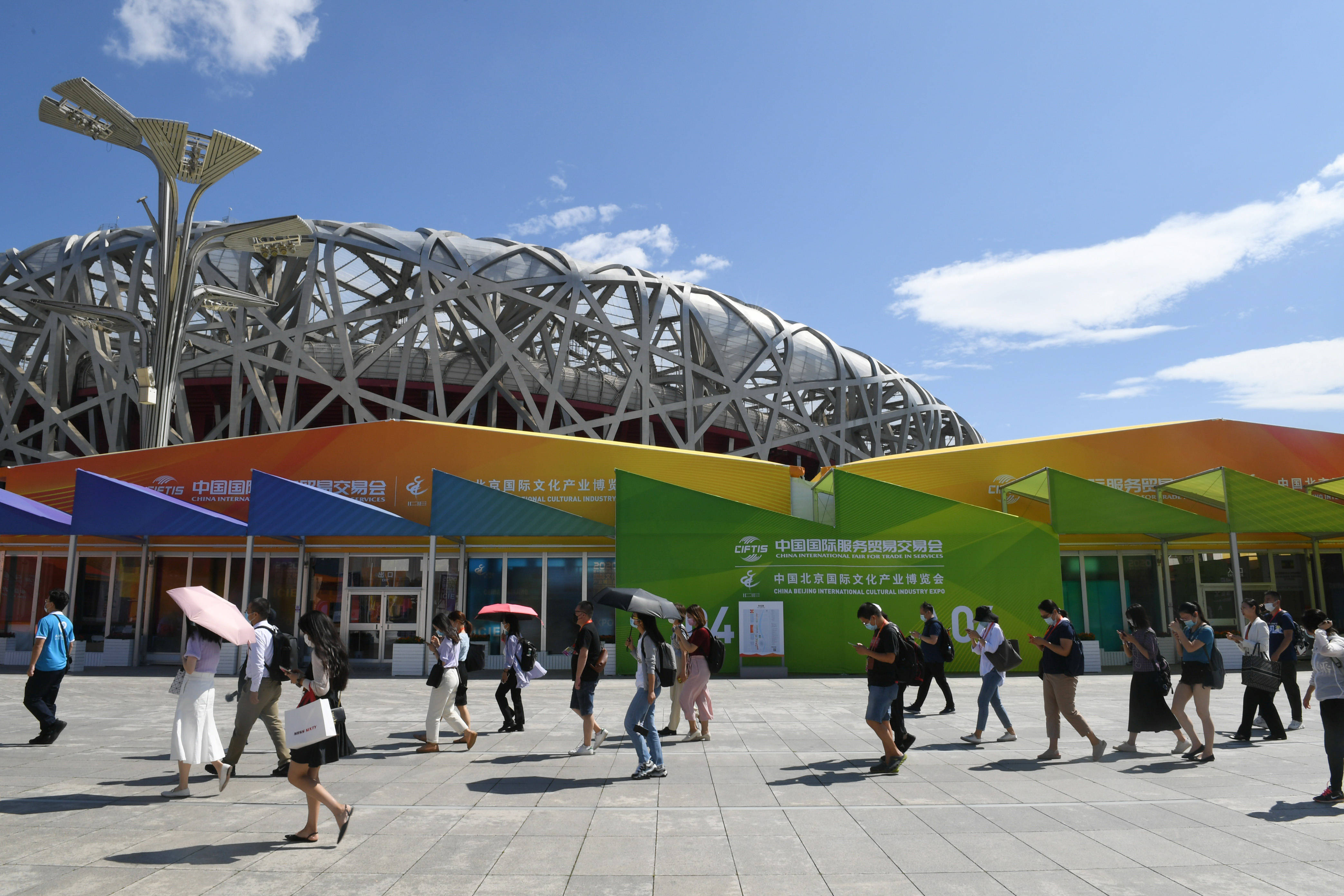 新华社记者 鲁鹏 摄6月15日,在青岛营上电器有限公司,营销人员通过