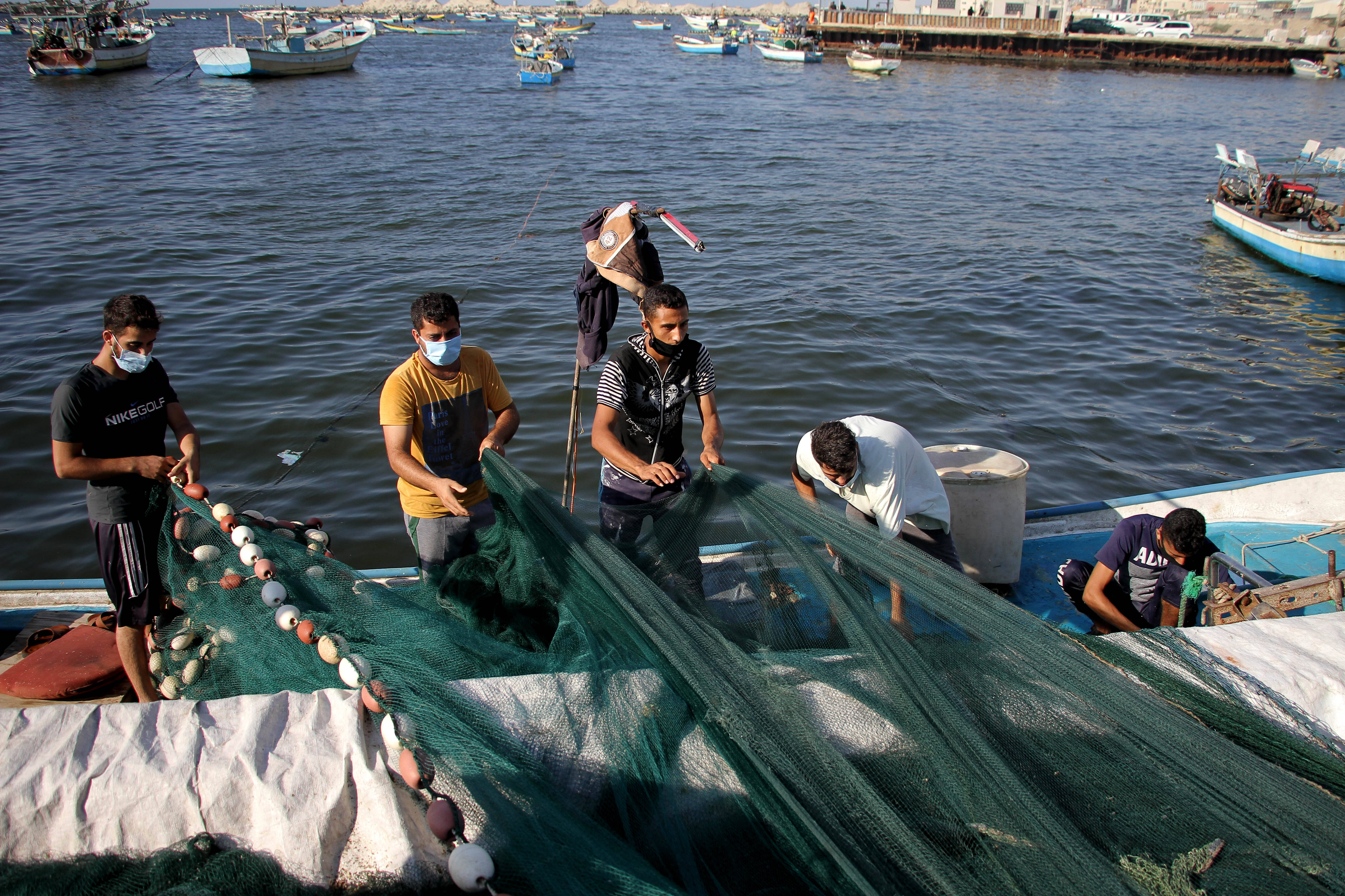 9月2日,巴勒斯坦渔民在加沙城一个港口出海捕