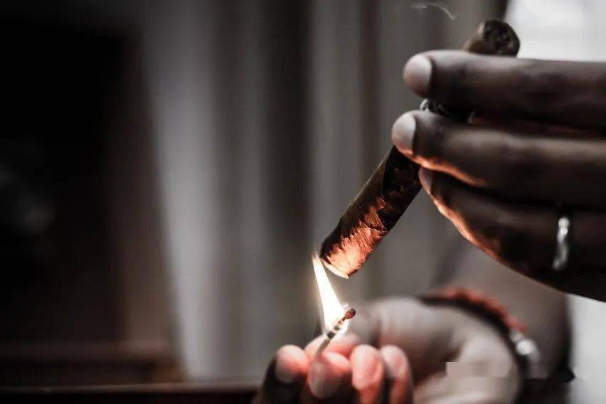 点雪茄的时候要不要甩雪茄?