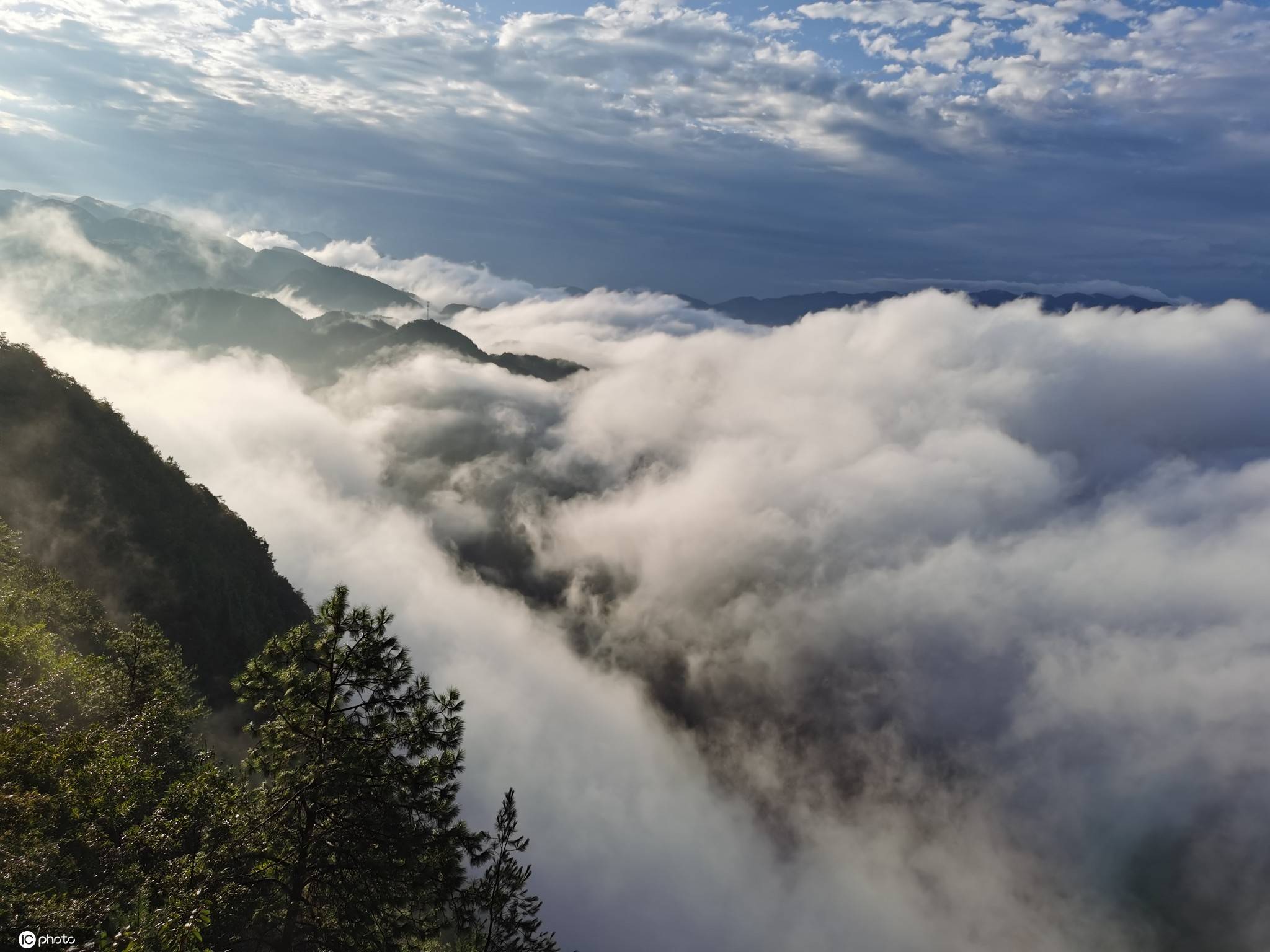 重庆巫山:雨后山间云雾缭绕风景美不胜收