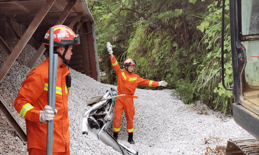 一大货车侧翻,旁边连人带车一同被埋_上饶
