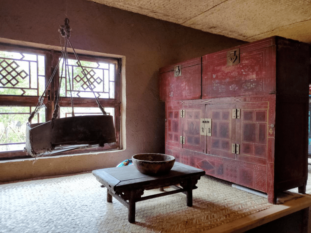 簸箕和搪瓷盆,土灶和大锅饭,黑白电视机和老钟表,年画娃娃和炕柜