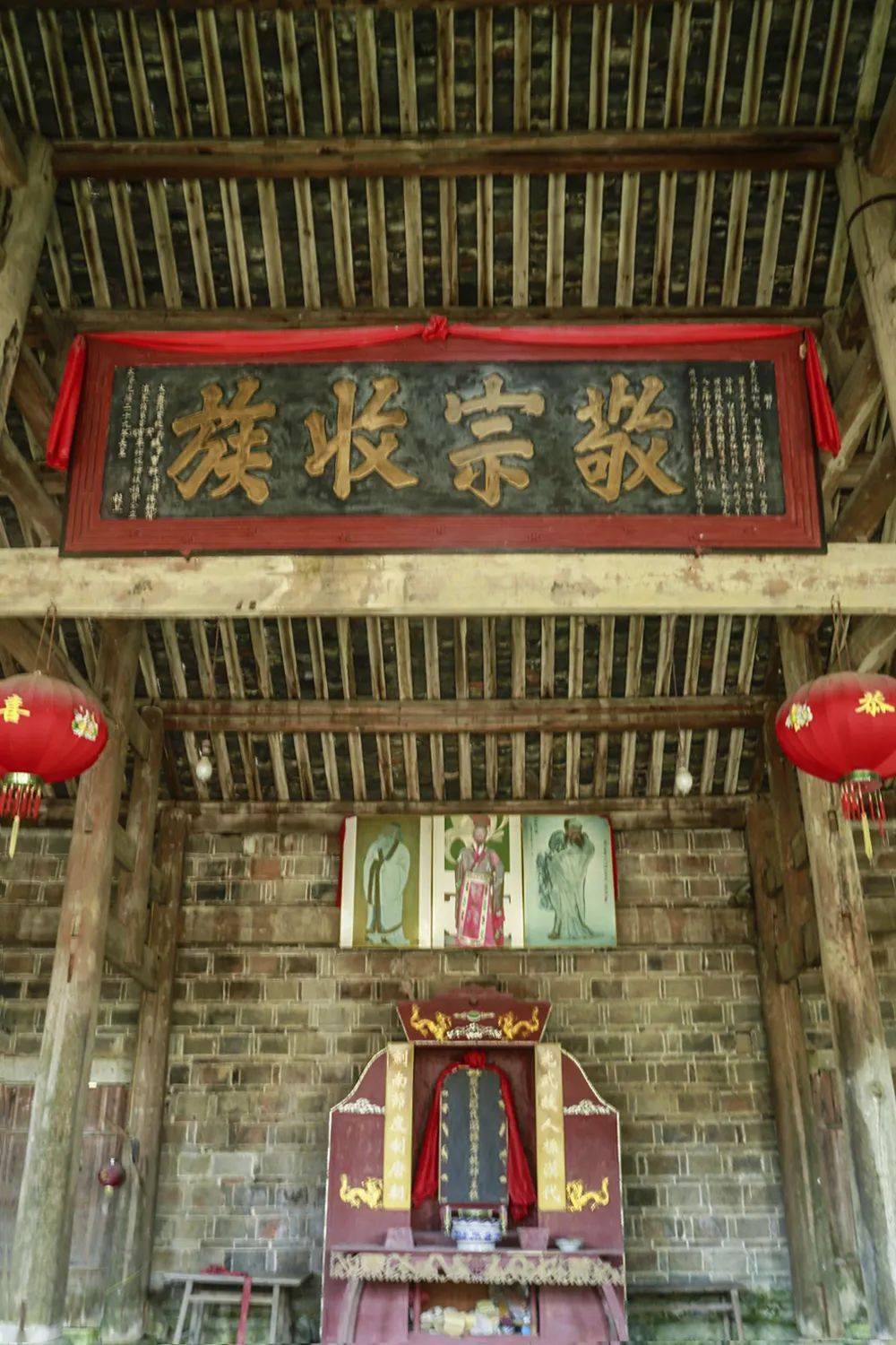 百年宗祠严家祠堂总建筑面积736平方米,外面高墙环围,内部亭台楼阁,雕