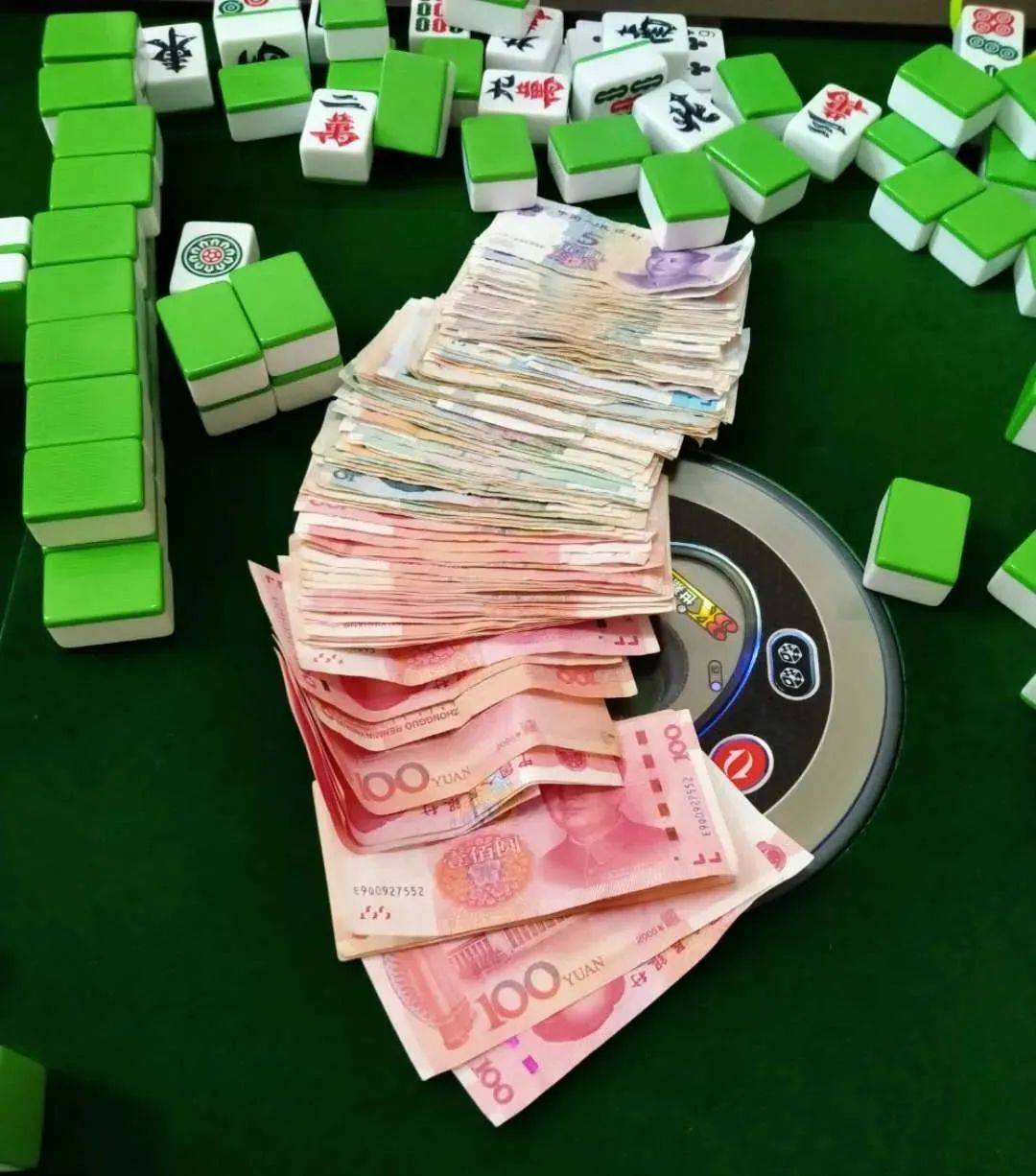 都昌城北春天有人聚众赌博民警当场查获并销毁麻将机