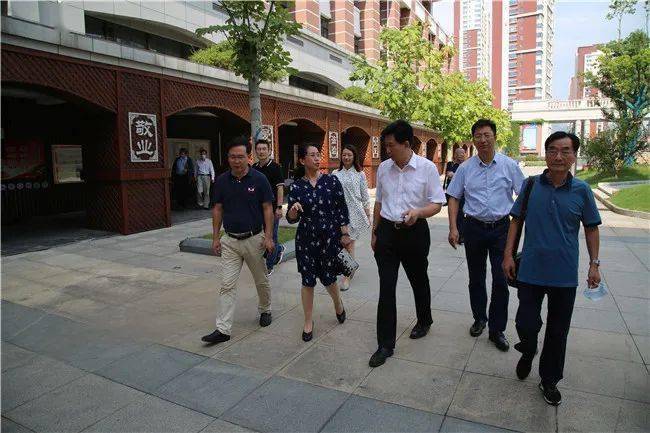 市关工委主任仲琨一行来新海实验中学视察指导关工委工作