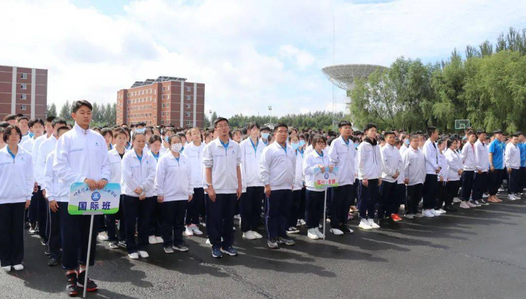 让我们在各级教育行政部门的亲切关怀下,在哈工大及附中理事会的正确