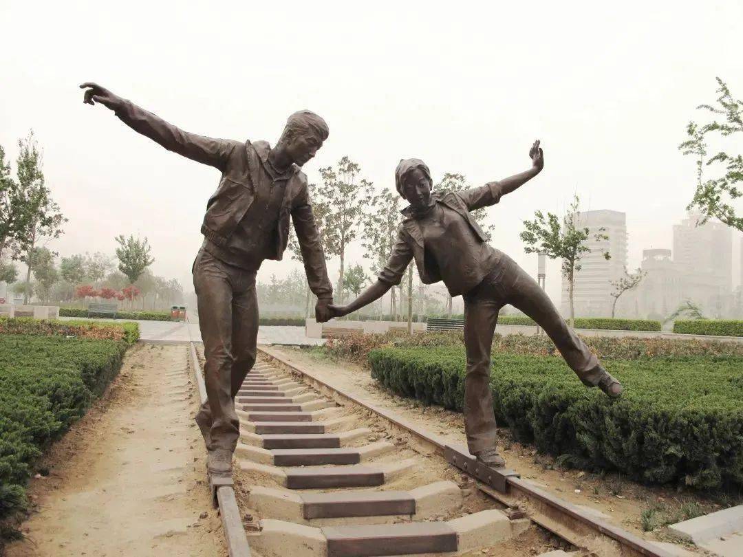 雕塑之一再如位于郑州东风渠滨河公园里的一组火车主题雕塑1904公园