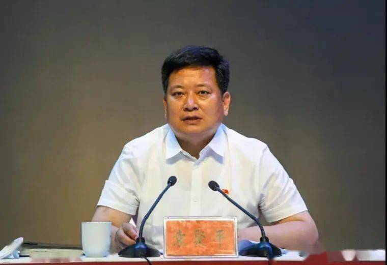 会上,市委常委,组织部长景雪萍传达了徐立毅书记莅巩调研座谈会上的