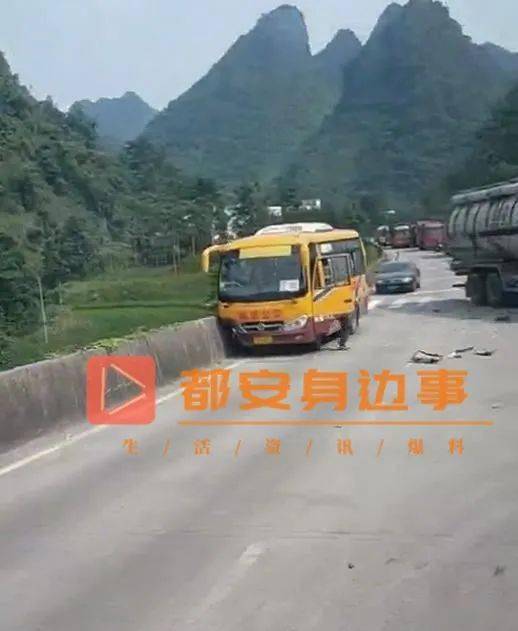 要紧都安发生三车事故现场一片狼藉