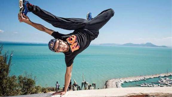 bboy大神lilou2届红牛冠军眼镜吸粉随便怎么后空翻都不掉