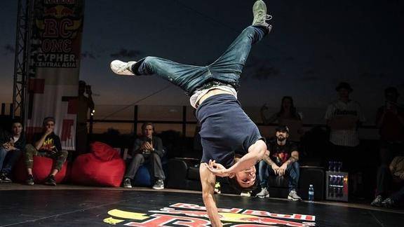 世界顶级bboyborn为街舞美国艰难求学涂鸦说唱样样拿手