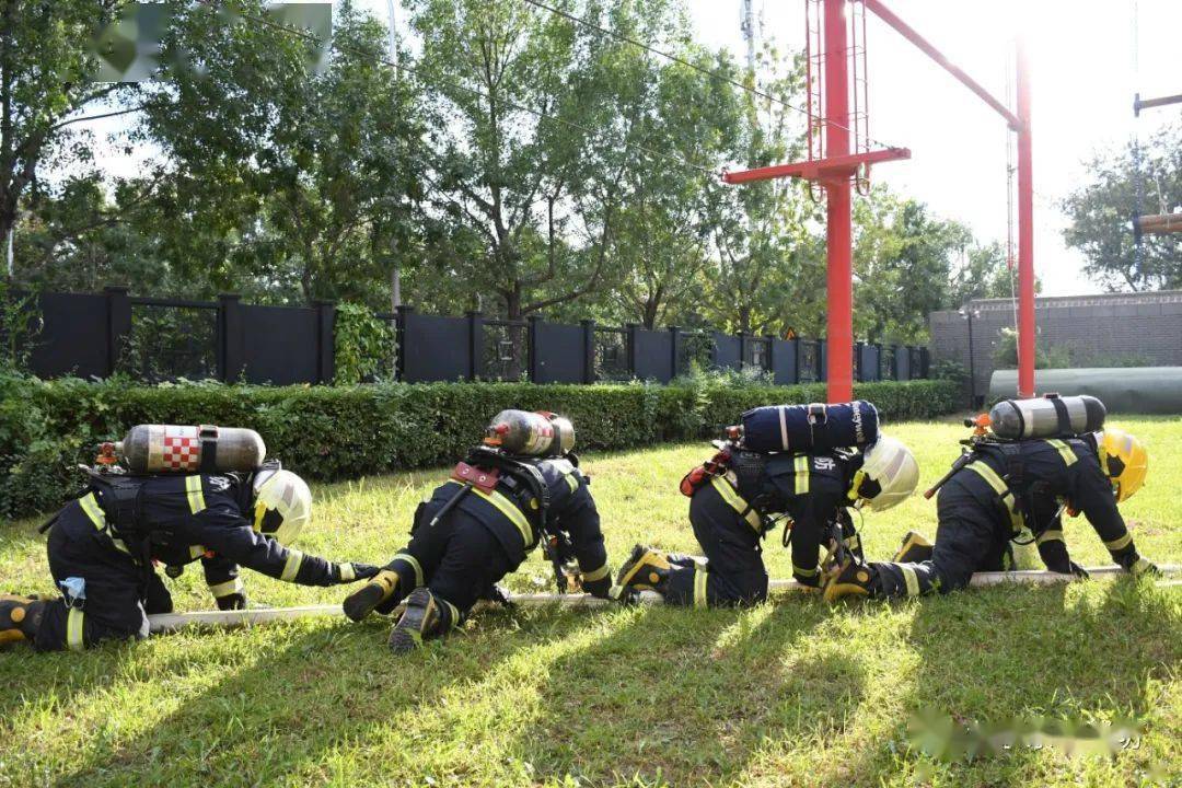 东城消防基层救援站开展火场逃生自救模拟训练_训练场地