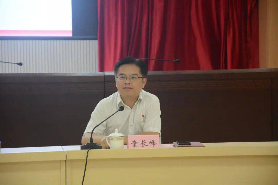 厅党组成员,副厅长童长峰主持会议与会老干部对全厅