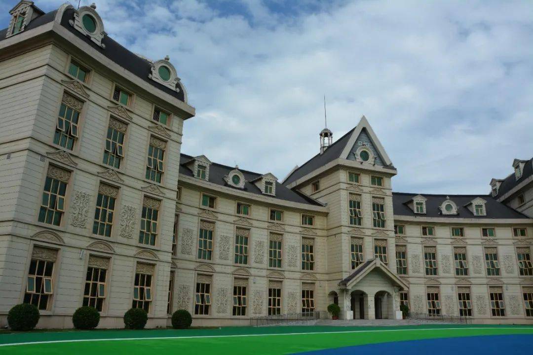 在长城脚下的新开的这所幼儿园已经开园啦!有15个班哦~_延庆