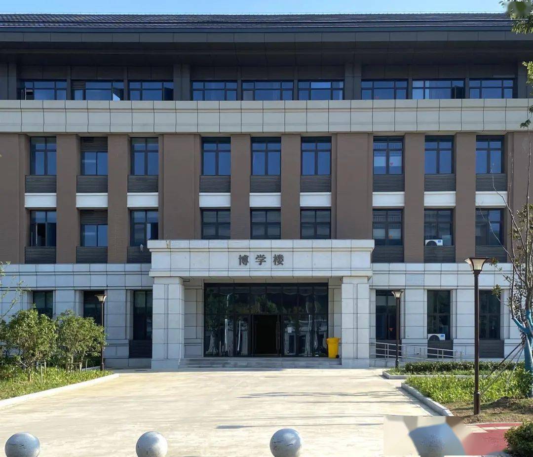 "博学楼"为公共教学楼, "崇文楼"为文科楼, "明理楼"为理科楼.