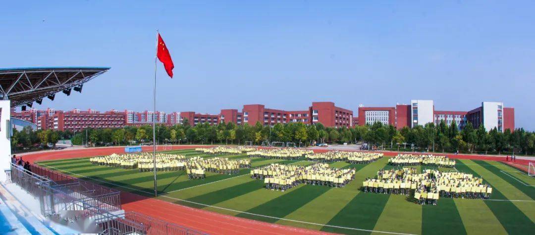 震撼航拍衡水一中举行纪念抗战胜利75周年大型拼字航拍活动
