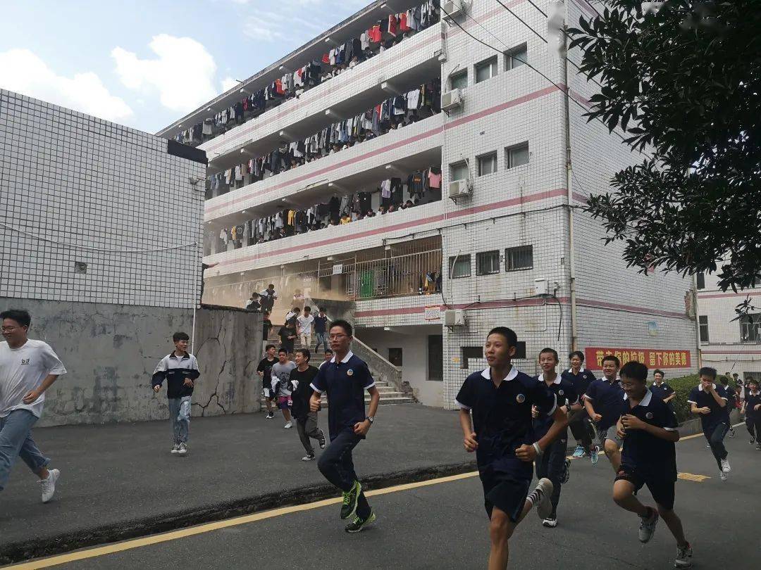 树立安全预防意识共建平安美好校园桃江六中安全疏散演练活动