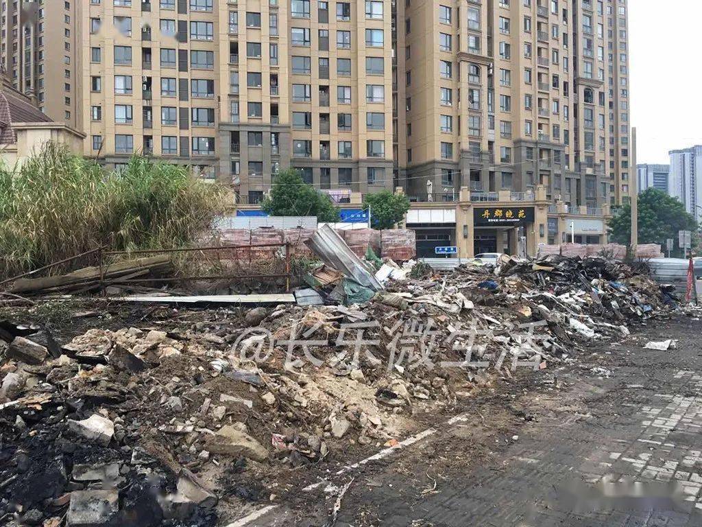 长乐皇庭丹郡小区附近突发大火现场黑烟滚滚网友着火了快来救火啊