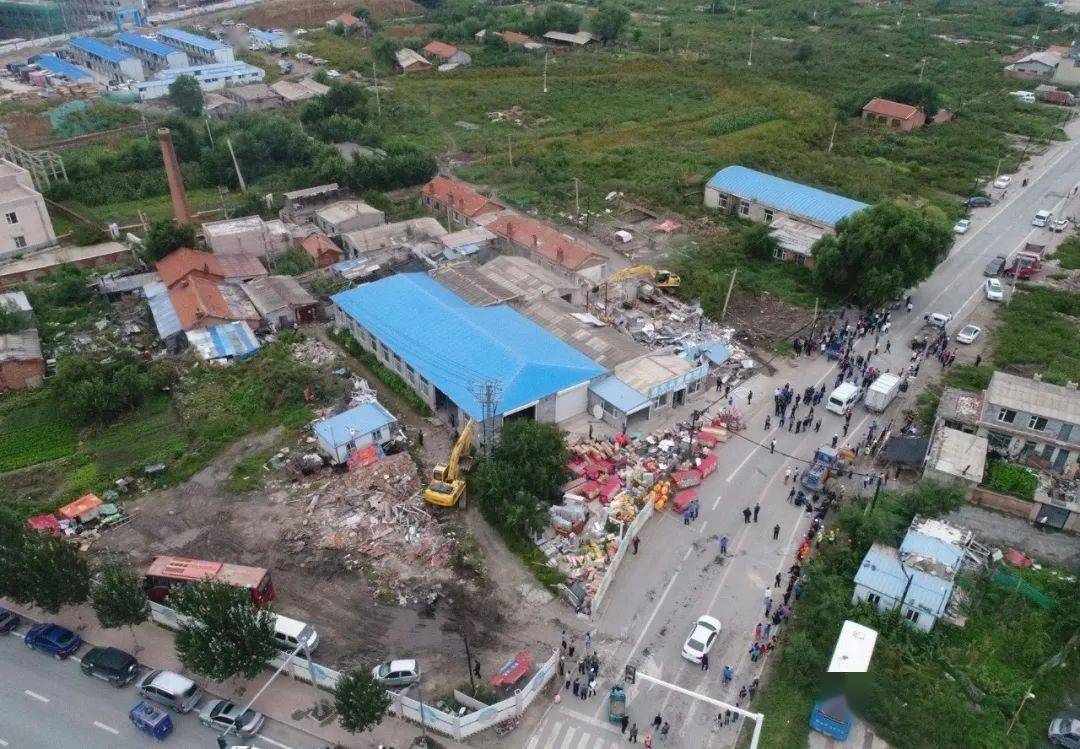 长春大屯扩建大街出动百人拆违建保护物件举动暖心