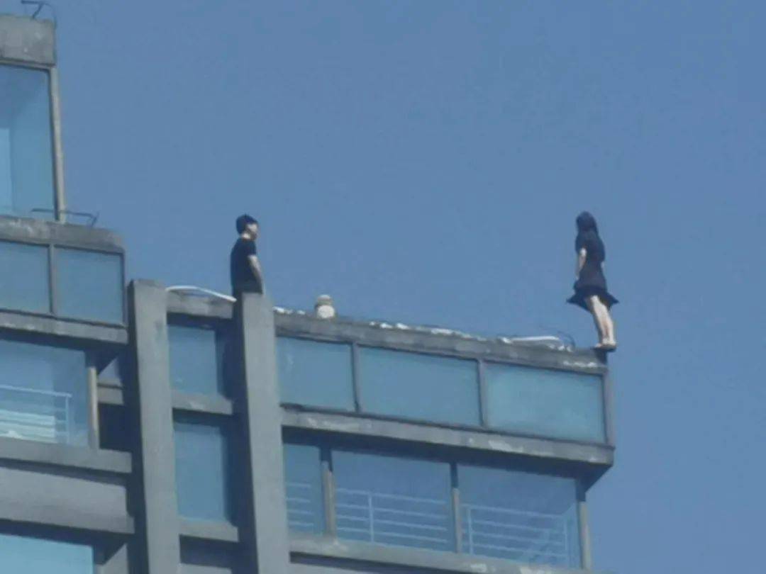 好危险重庆一年轻美女站30层楼跳楼男子赶来当场下跪道歉救出