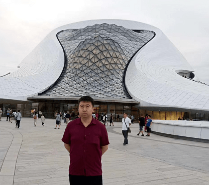 画家罗恒给生活变魔术白酒瓶上绘国画咖啡瓶上涂油画