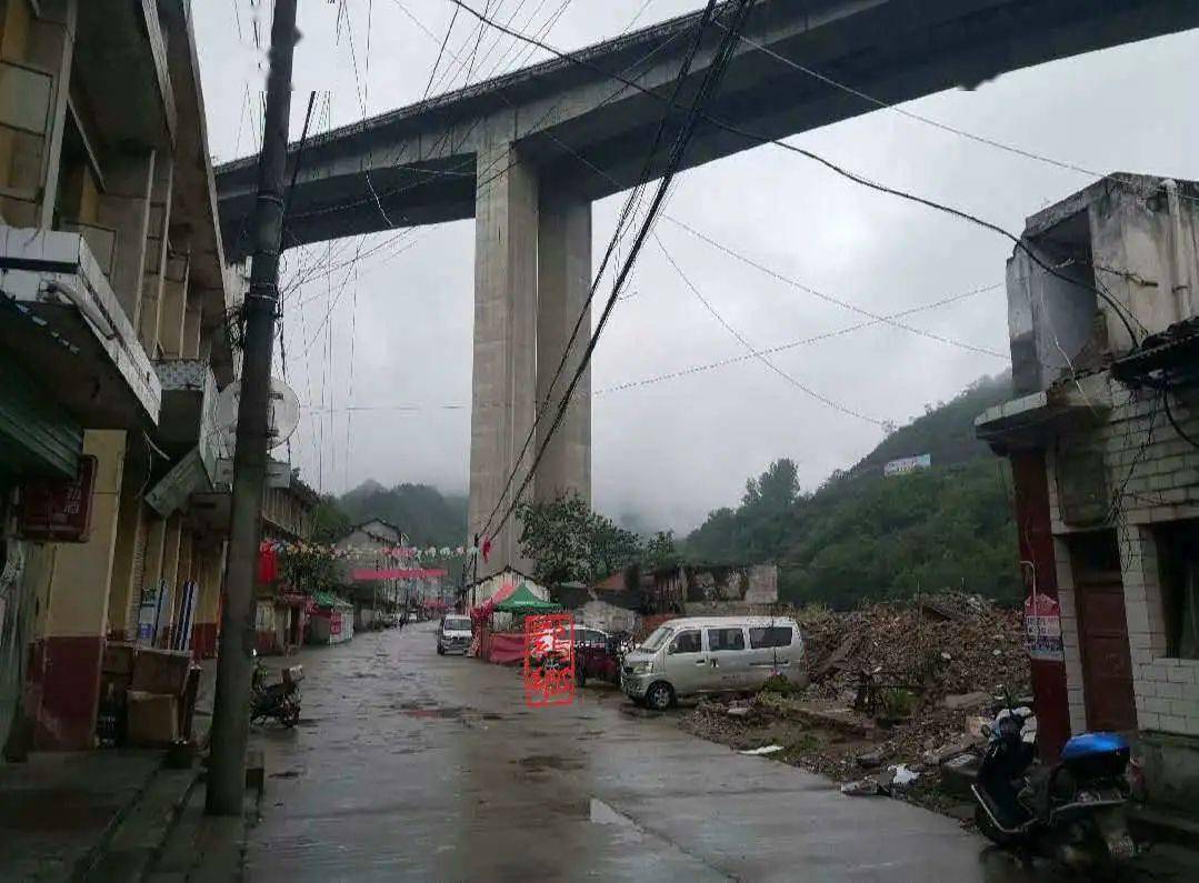 金水镇旧集镇街道市场将要关闭了,好怀念啊!