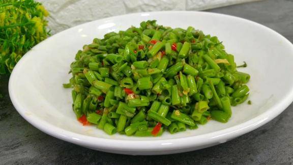 辣炒空心菜梗绿油油的很有食欲