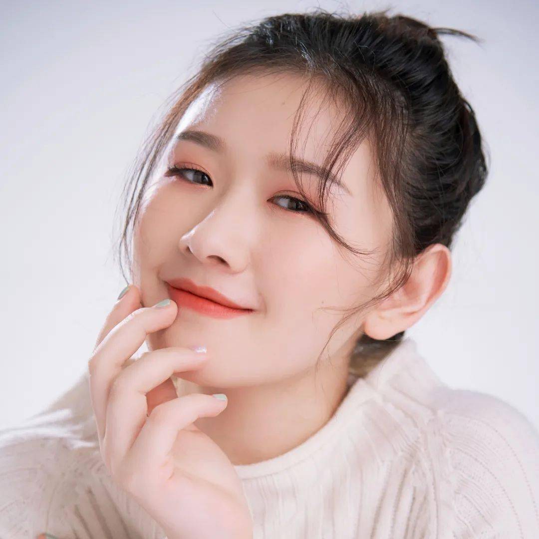 黄莹:音乐节目主持人,可盐可甜的大龄小姐姐.