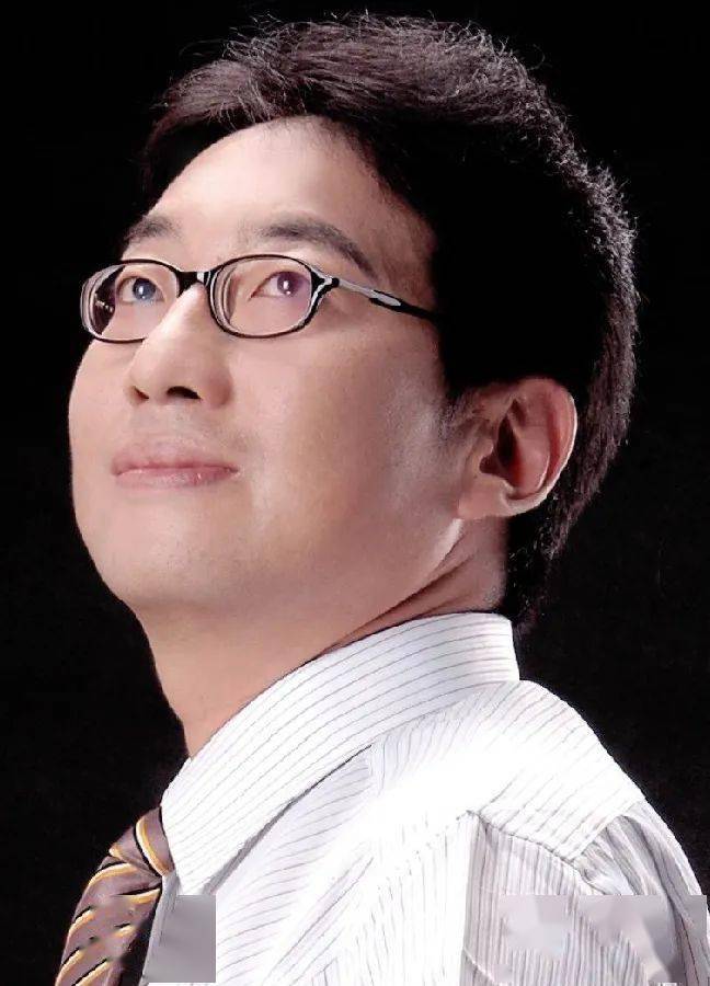 古风:节目主持人朗诵者在许多坎坷之后,更攥紧那一条最后的信念:相信