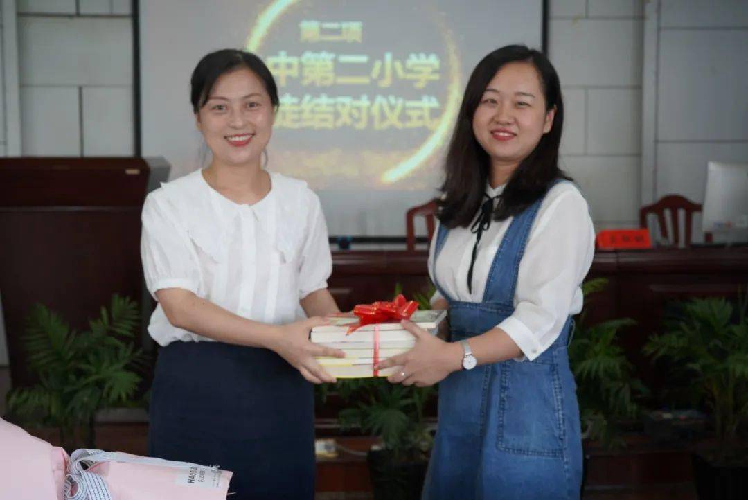 凝心聚力匠心相传永中二小青蓝师徒结对仪式