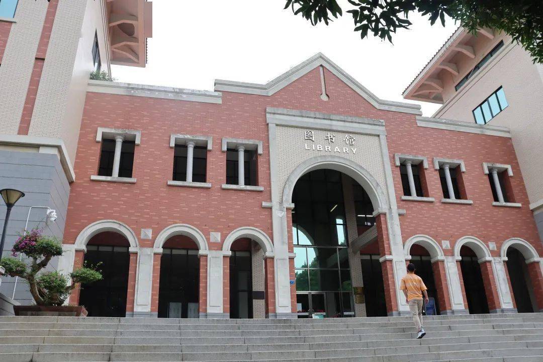这栋书香浓溢的宏伟建筑,就是厦门大学图书馆,它即将成为新xmuer的