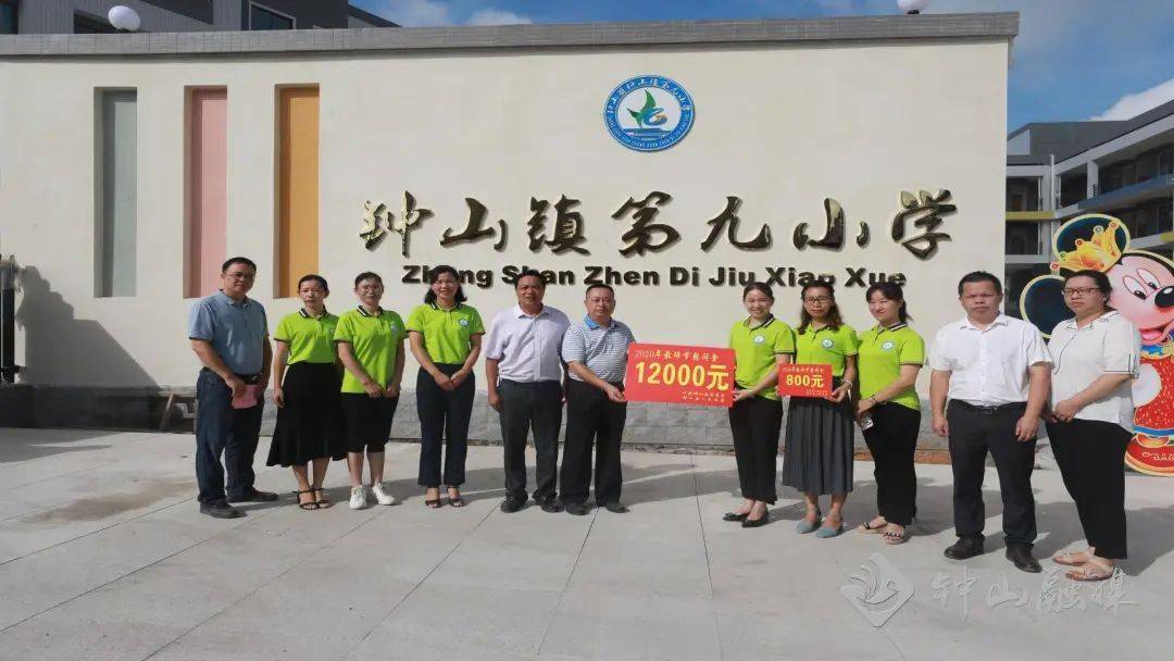 钟山县人大常委会主任陈庆高,副县长钟铭到钟山镇第七小学,第九小学