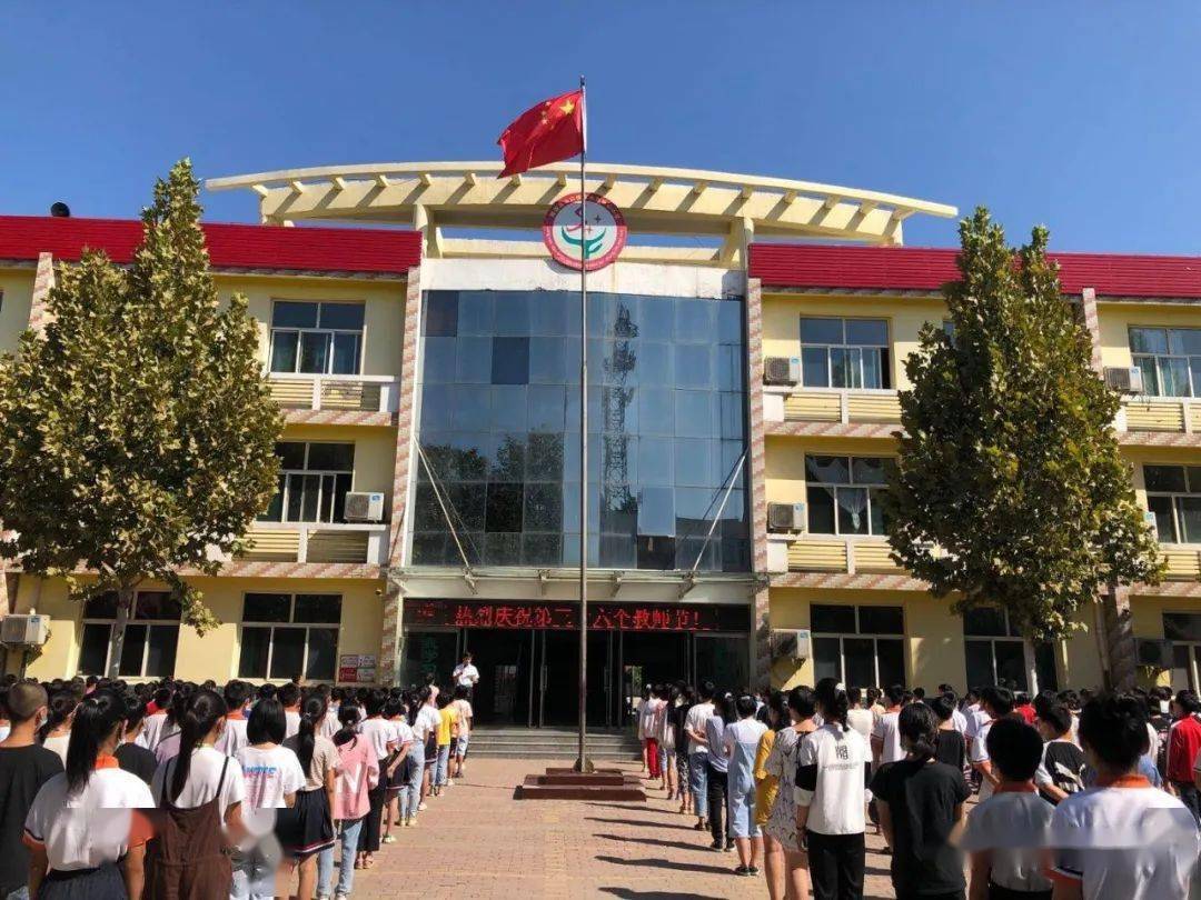 实验小学 开展了"学会感恩,师生同乐"系列活动,让学生通过"为教师