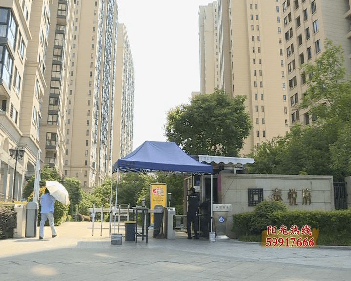 记者从泰悦府小区物业处了解到,该小区在2017年1月交房的时候,垃圾桶