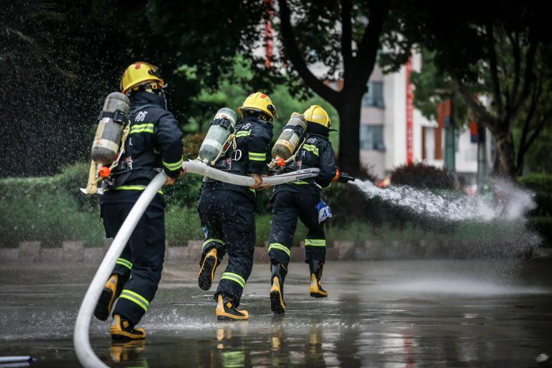 点赞史上最快出警消防员在训练途中顺手灭了把火