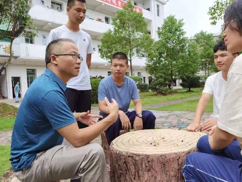润物细无声记汝城一中教师范劲夫
